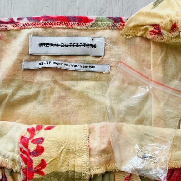 Urban Outfitters Amour Floral Cap Sleeve Cropped Top Size XS NWOT - Picture 5 of 9